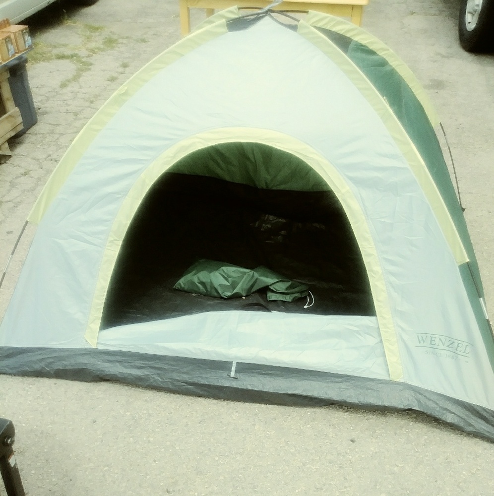 NWOT 'Wenzel' Childrens Size Tent